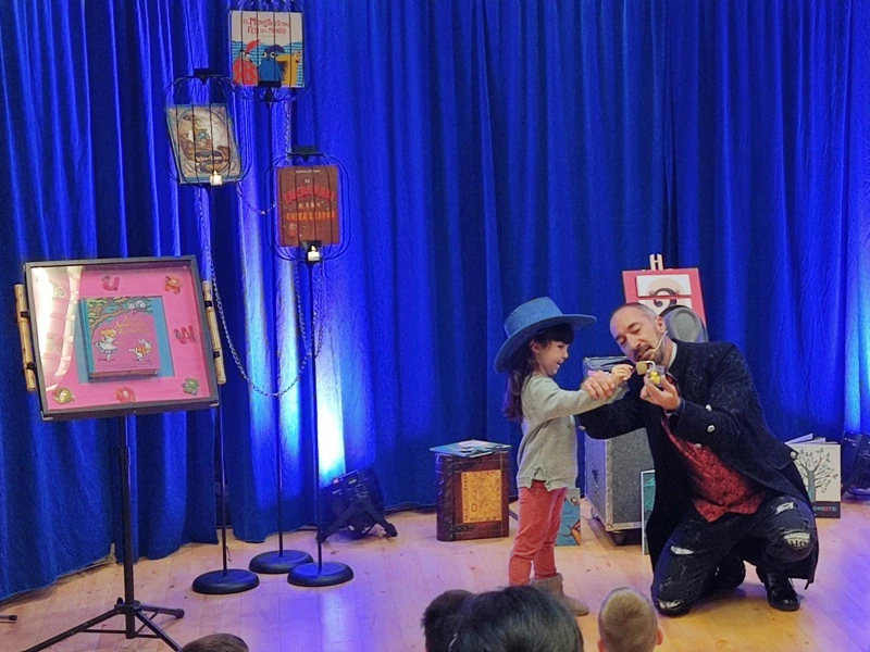 Pedro III entrega un objeto mágico a una niña que sube al escenario